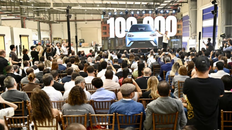 По мере роста спроса завод BYD в Бразилии выпустил 100-тысячный автомобиль.
