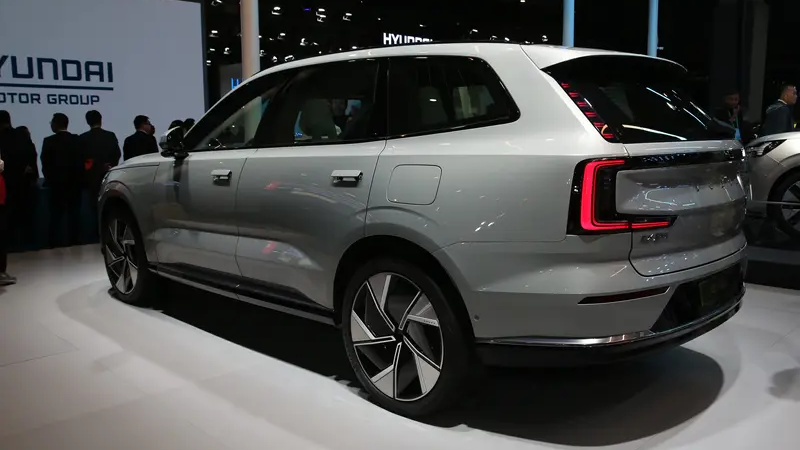 Volvo представит китайские электромобили EX90 и ES90 на мероприятии, посвященном 99-летию компании 15 апреля. Volvo представит китайские электромобили EX90 и ES90 на мероприятии, посвященном 99-летию компании 15 апреля.