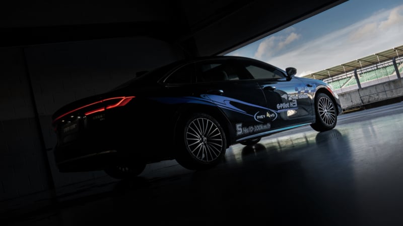 Китайский седан Geely Starshine 7 проехал на трассе Формулы-1 в Сильверстоуне