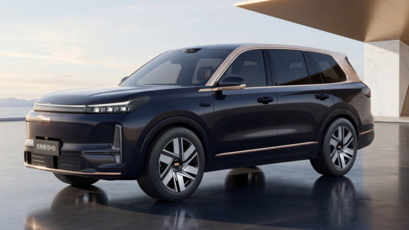 Флагманский полноразмерный HEV-кроссовер Geely KX21 представили в Китае