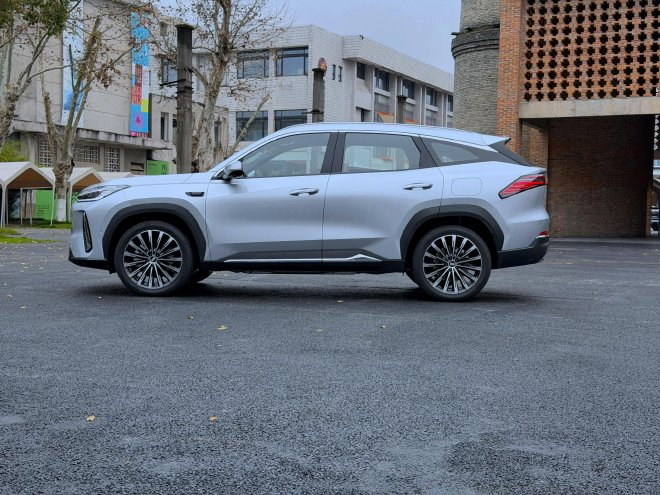 Глобальная модель Geely Galaxy M7 с пробегом в смешанном цикле 1730 км открывает предварительные продажи по цене от 20 300 долларов США.