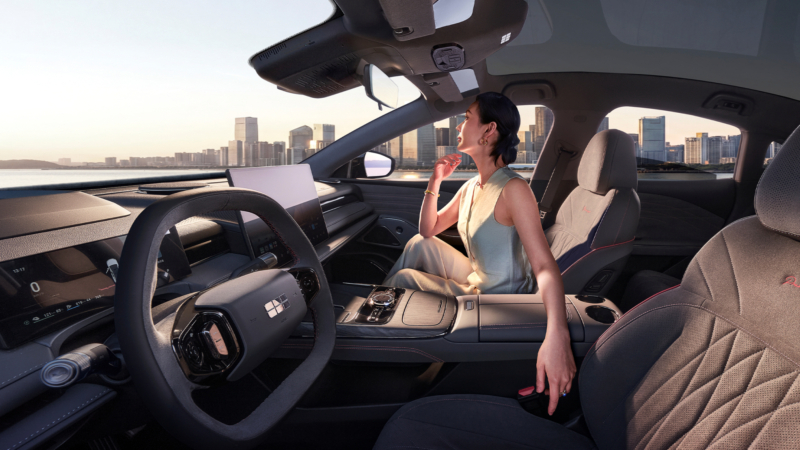 Обновленный седан Geely Starshine 8 стартовал в предпродажах в Китае с запасом хода на электромобиле 225 км