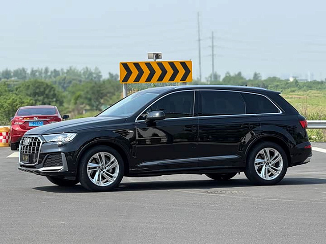 Audi Q7 2023 2L — из Китая под ключ